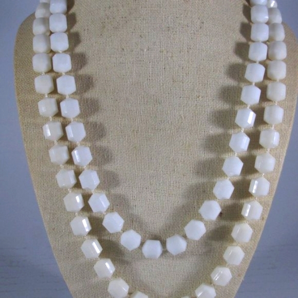 White Unique Octagon Lucite Beaded Double Strand Necklace Hong Kong Vint… - Picture 3 of 6